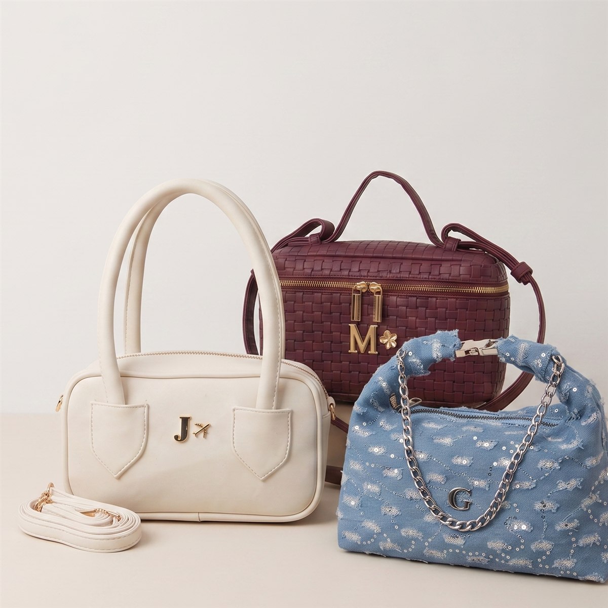 Bolsas Cuervo personalizadas con iniciales en herrajes metálicos