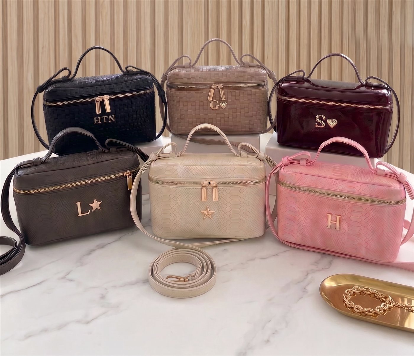 Bolsas Cuervo con letras metálicas e iniciales personalizadas