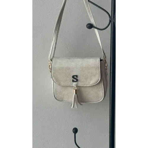 Bolsa Crossbody Aura personalizada con letras metálicas