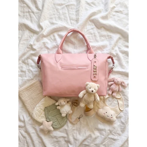 Pañalera Evadne con letras metálicas personalizadas