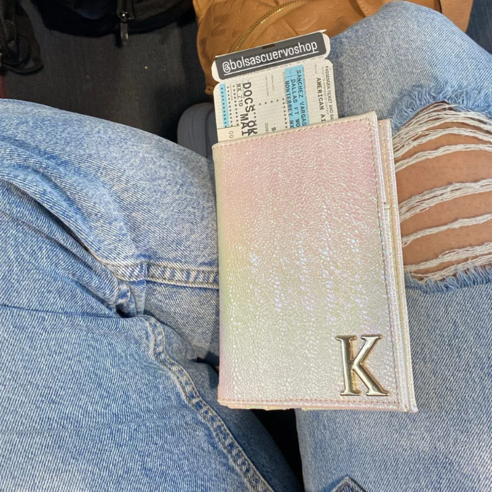 Portapasaportes — bolsa personalizada con letras metálicas